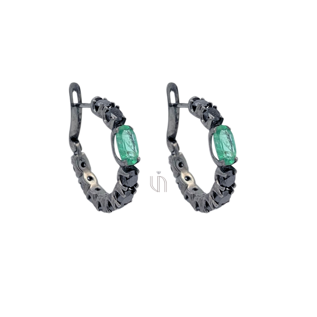 Brinco Argola de Diamantes Negros com Esmeralda Oval em Ouro 18k com Ródio Negro