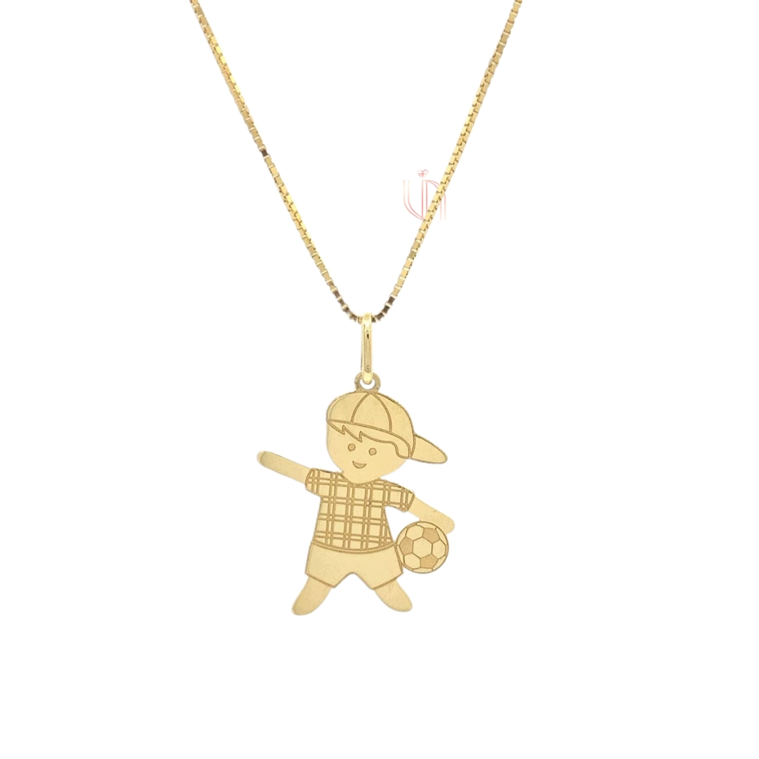 Pingente Menino com Bola e Roupa Xadrez em Ouro Amarelo 18k