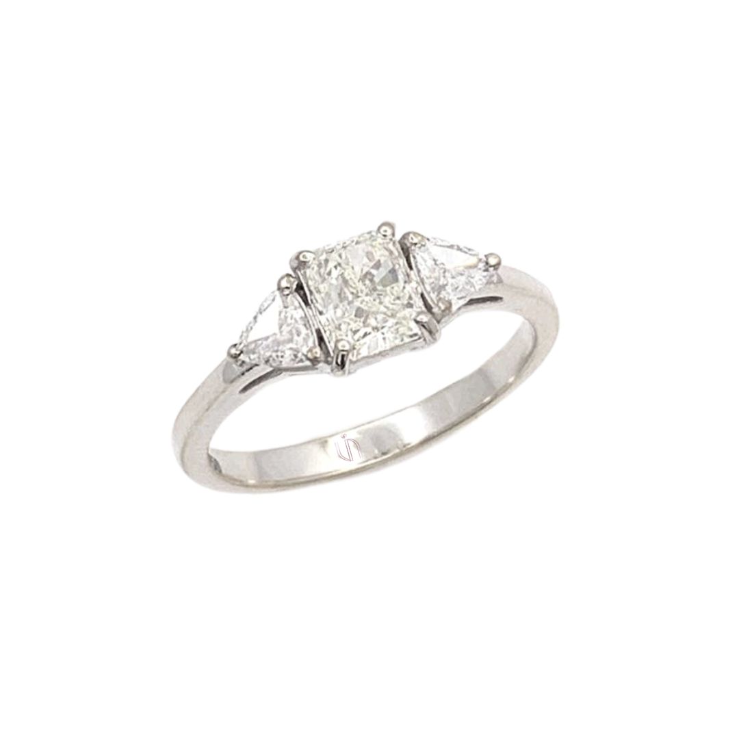 Anel em Ouro Branco 18k com Diamante Baguete e Trillion